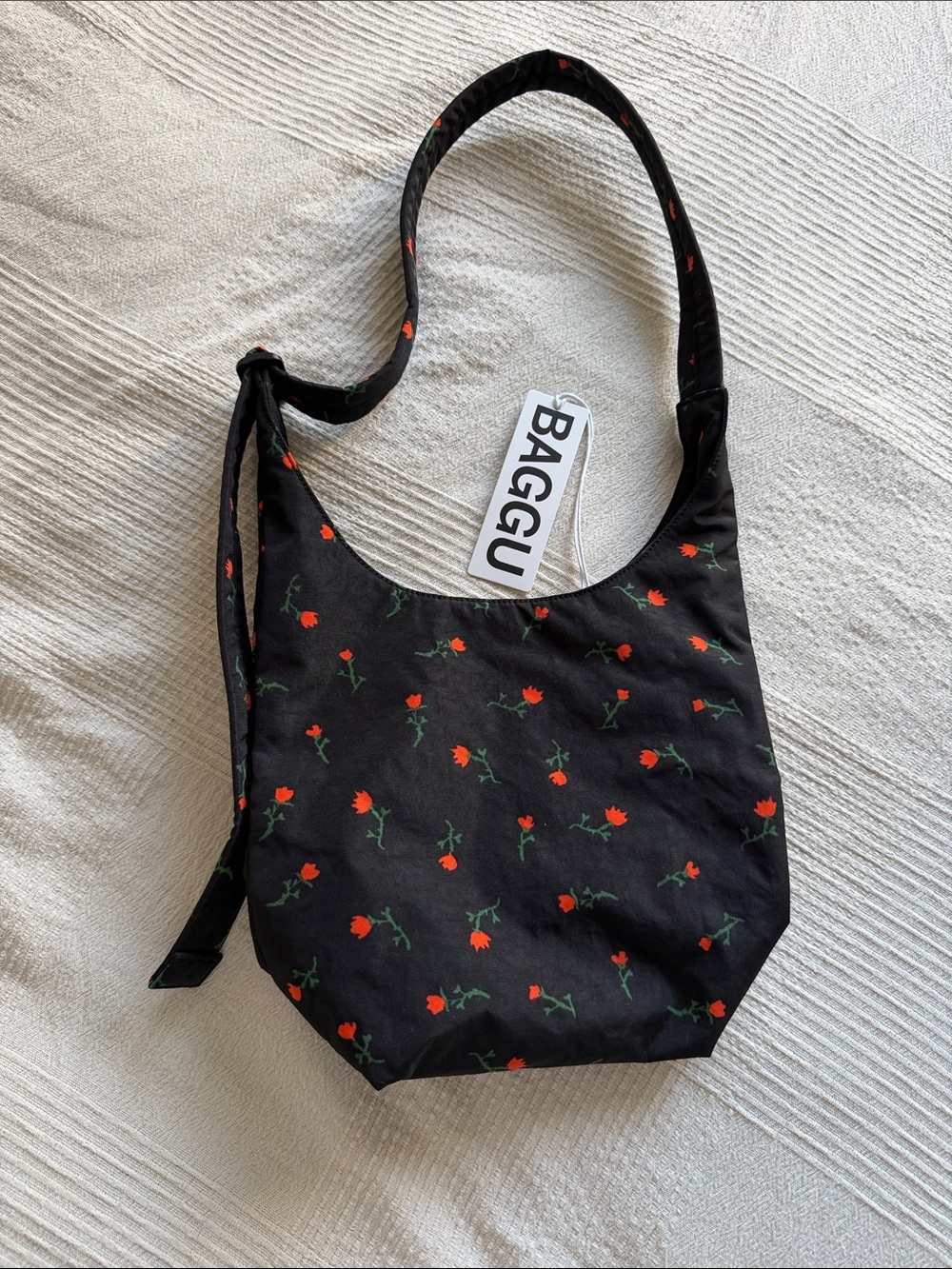 BAGGU Black Shoulder Bag with Red Rose Pattern